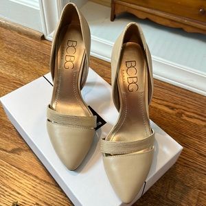 Classic nude pumps